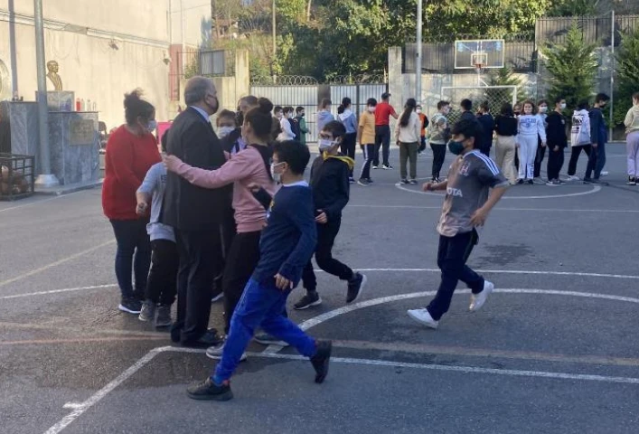 Bizim çok güzel öğretmenlerimiz var... Bir aşkı nakış nakış işleyen neferler